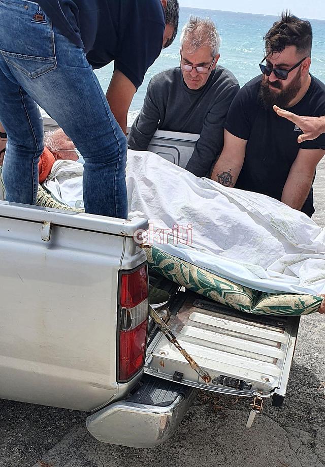 Μετέφεραν τον ηλικιωμένο στην καρότσα του αγροτικού...