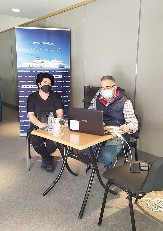 Η κα Ελένη Τσιβουράκη, τακτική αιμοδότης, κατά τον ιατρικό έλεγχο από τον Βιοπαθολόγο Βασίλη Κωνστανταράκη, Επιμελητή Α' της Αιμοδοσίας Νοσοκομείου Χανίων.