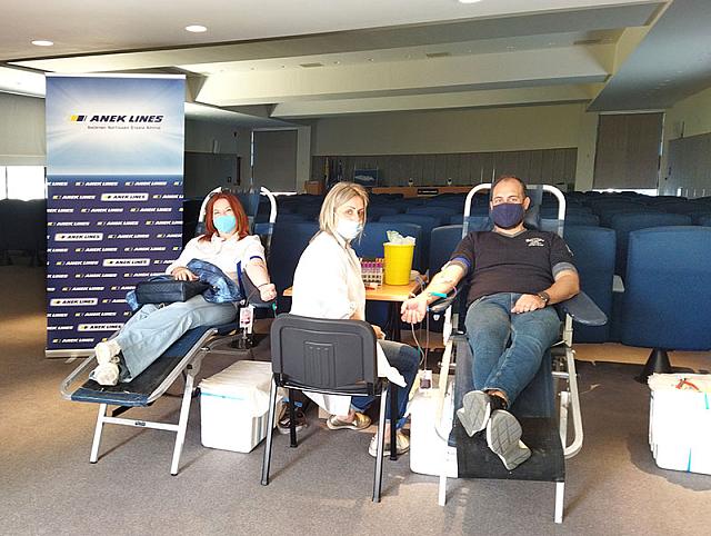 Επί τω έργω, ανάμεσα σε δύο αιμοδότες, η ακούραστη νοσηλεύτρια Μαρία Ταμπακάκη 