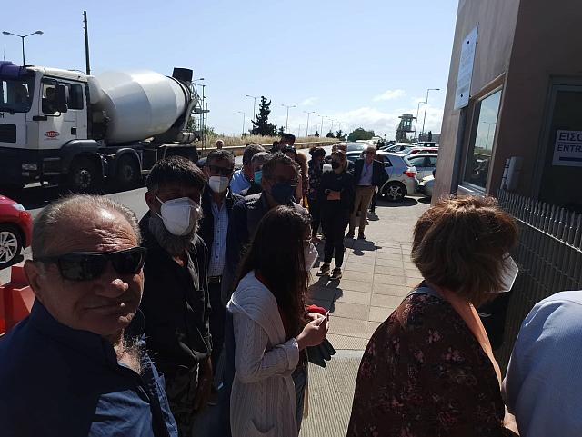 Ηράκλειο: Ουρά ταλαιπωρίας στο Αστυνομικό Μέγαρο