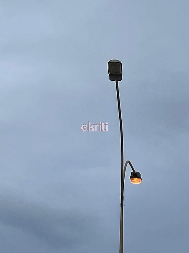 Στο ενετικό λιμάνι από το πρωί πραγματοποιούνται δοκιμές στον φωτισμό.