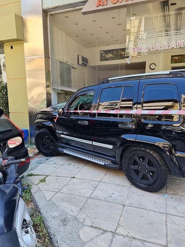 "Καρφώθηκε" με το τζιπ στο κρεοπωλείο