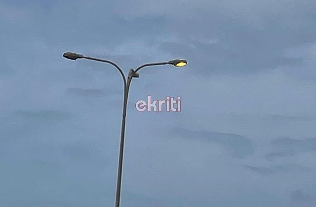 Στο ενετικό λιμάνι από το πρωί πραγματοποιούνται δοκιμές στον φωτισμό.