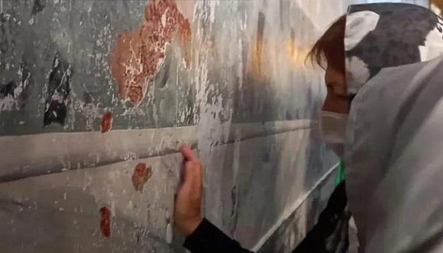 Αγιά Σοφιά: Ξύνουν τους τοίχους και παίρνουν κομμάτια για ενθύμια