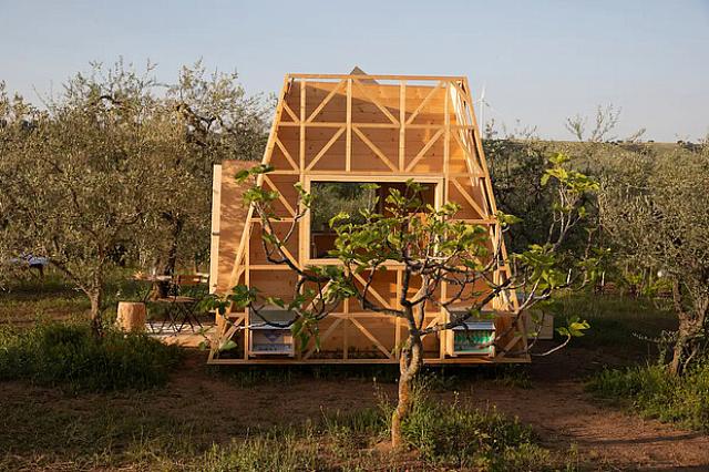 Στη Νότια Ιταλία μπορείτε να κοιμηθείτε στο ίδιο σπιτάκι με ένα εκατομμύριο μέλισσες 