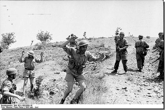 Στρατιώτες της Κοινοπολιτείας αιχμάλωτοι στα χέρια των Γερμανών Αλεξιπτωτιστών.