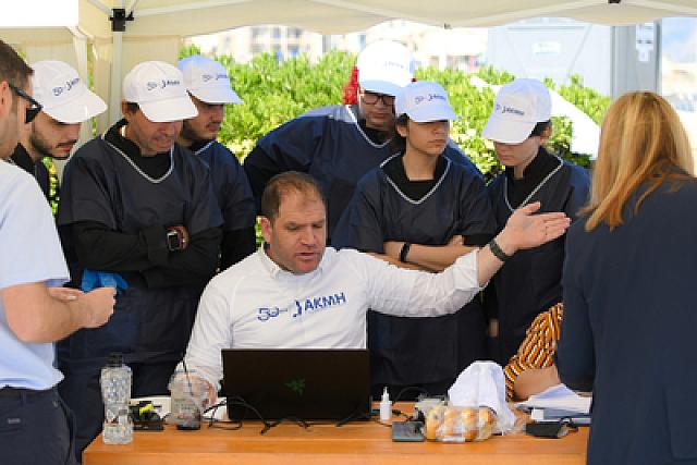 37.531 καλιτσούνια σχημάτισαν έναν πρωτοφανή σε μέγεθος χάρτη της Κρήτης διαστάσεων 41Χ16 μέτρα.