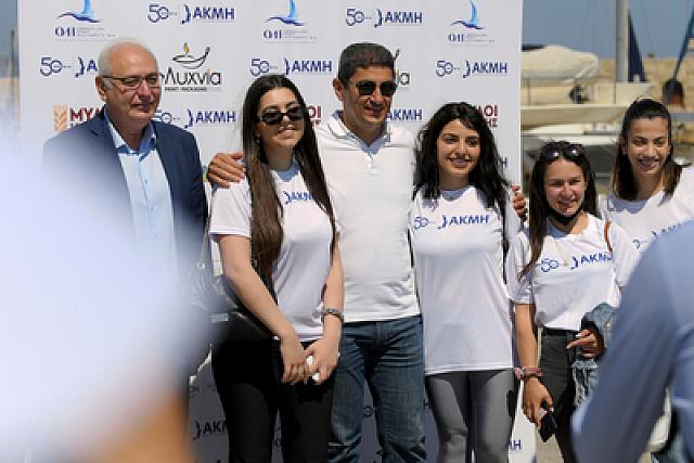 37.531 καλιτσούνια σχημάτισαν έναν πρωτοφανή σε μέγεθος χάρτη της Κρήτης διαστάσεων 41Χ16 μέτρα.