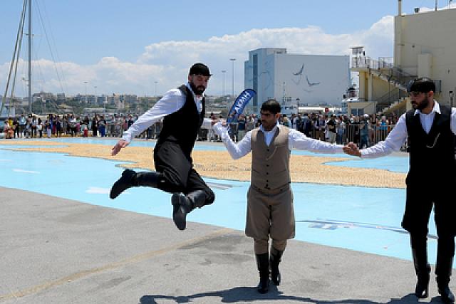 37.531 καλιτσούνια σχημάτισαν έναν πρωτοφανή σε μέγεθος χάρτη της Κρήτης διαστάσεων 41Χ16 μέτρα.
