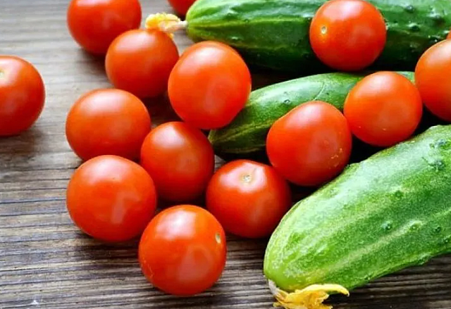 ντομάτες αγγούρια