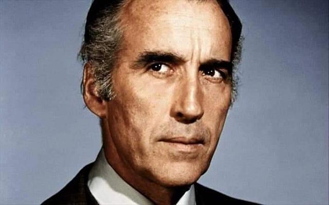 Ο ηθοποιός Κρίστοφερ Λι (που έγινε γνωστός από τον ρόλο του ως Δράκουλας στις ταινίες τρόμου) γεννήθηκε σαν σήμερα το 1922