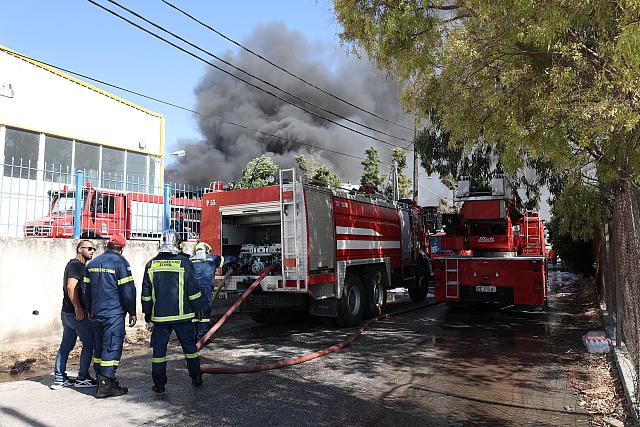 Μεγάλες καταστροφές σε επιχειρήσεις από την πύρινη κόλαση