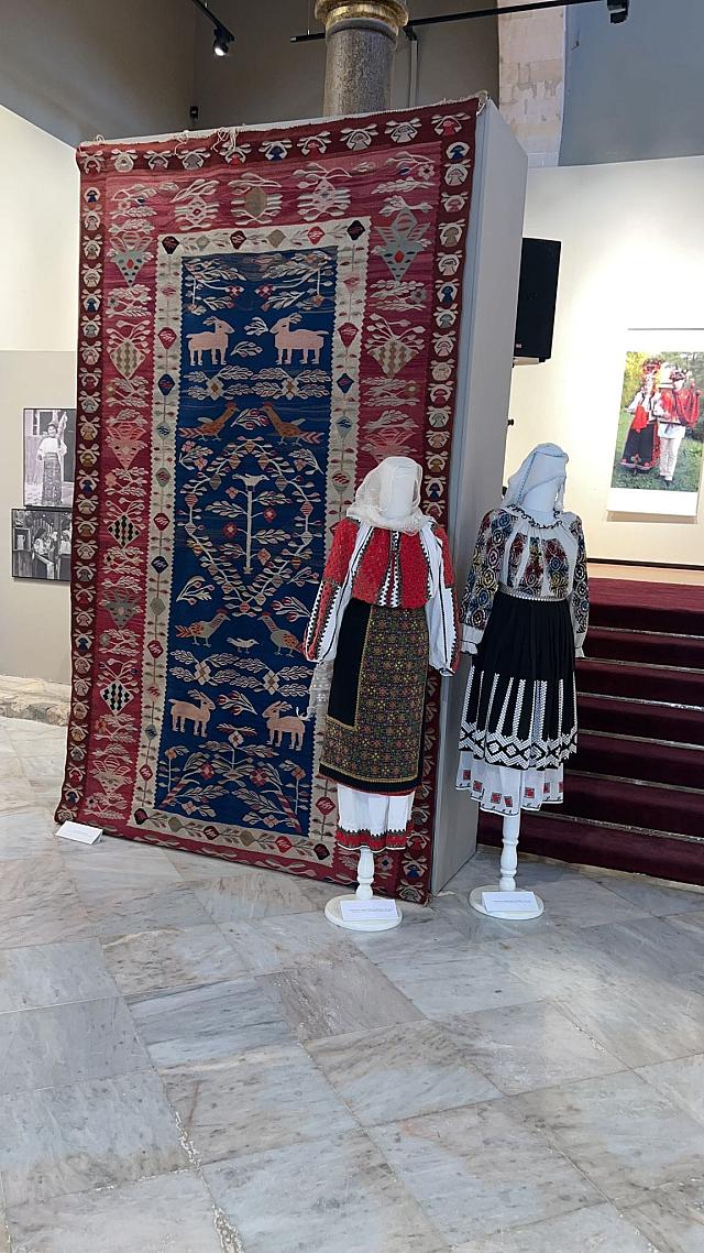 Ηράκλειο: Με επιτυχία τα εγκαίνια της έκθεσης για τις παραδοσιακές ρουμάνικες φορεσιές