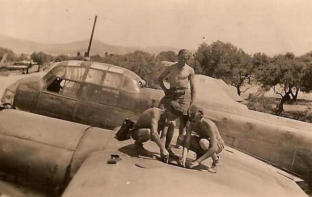 Γερμανοί τεχνικοί σε αεροσκάφος JU-88, στην Κρήτη. Πιθανότατα πρόκειται για το αεροδρόμιο του Καστελίου.