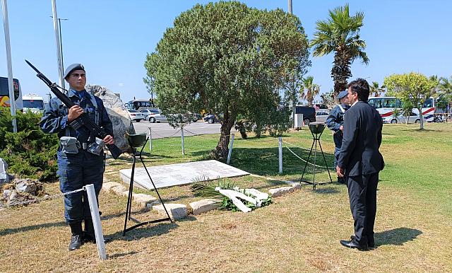 Κατάθεση στεφάνων στη μνήμη των Αντιστασιακών στο σαμποτάζ του αεροδρομίου Ηρακλείου τον Ιούνιο του 1942