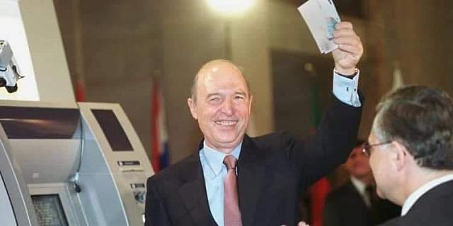 Σαν σήμερα το 2000 ο Πρωθυπουργός Κώστας Σημίτης υπέγραψε την ένταξη της χώρας στην ΟΝΕ