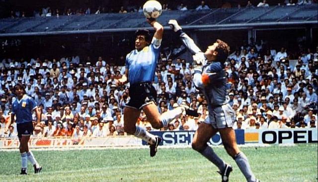 Σαν σήμερα το 1986 ο Μαραντόνα σκόραρε με το χέρι κατά της Αγγλίας και η Αργεντινή προκρίθηκε στα ημιτελικά του Παγκοσμίου Κυπέλλου, το οποίο κατέκτησε στη συνέχεια.  Το γκολ αυτό ονομάστηκε "με το χέρι του Θεού"