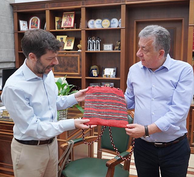 αρναουτάκης γιατρομανωλάκης