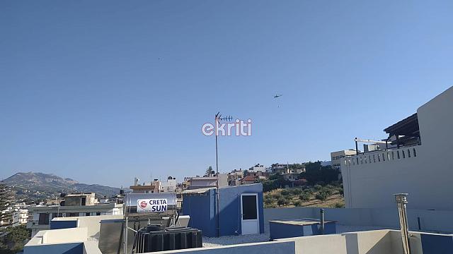 Το πυροσβεστικό ελικόπτερο έκανε ρίψεις από αέρος.