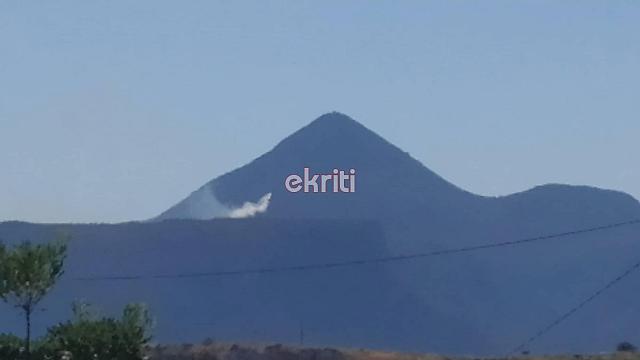 Ρίψεις νερού από ελικόπτερο στην περιοχή της Κέρης.