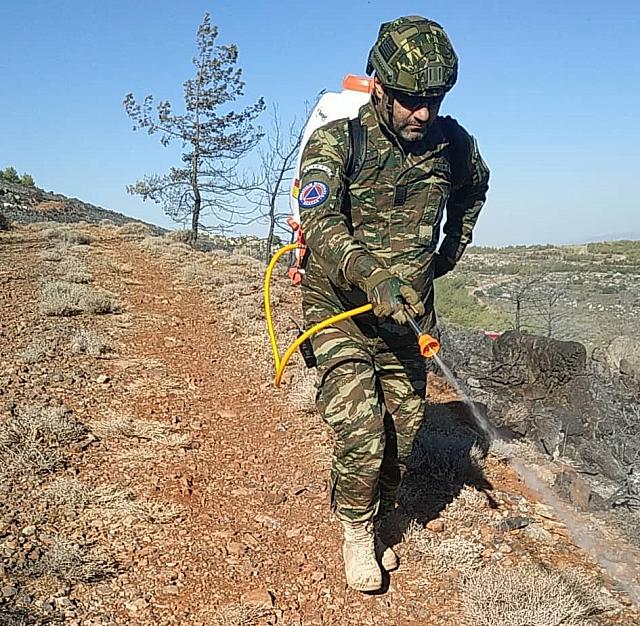 Μέλος της ΛΕΦΕΔ Ηρακλείου επιχειρεί στις καμμένες εκτάσεις της Κέρης.
