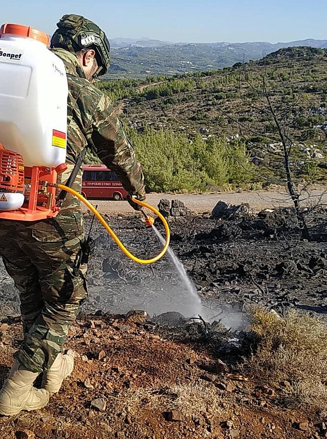 Μέλος της ΛΕΦΕΔ Ηρακλείου επιχειρεί στις καμμένες εκτάσεις της Κέρης.