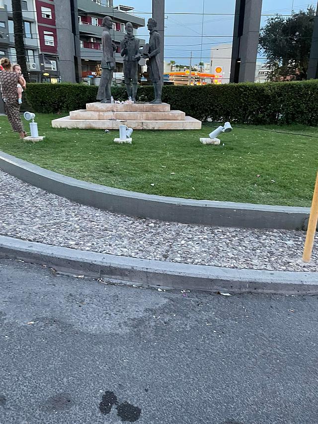  Αρνητική εντύπωση προκαλούν σε ντόπιους αλλά και τουρίστες προκαλούν οι εικόνες από το κέντρο του Ηρακλείου και συγκεκριμένα στην λεωφόρο Ικάρου, στο ύψος του Τένις και της Παγκρήτιας Τράπεζας. Εκεί σε καθημερινή βάση άνθρωποι συγκεκριμένης φυλής στήνουν το... νοικοκυριό τους με ότι αυτό συνεπάγεται. Όπως βλέπετε και στις φωτογραφίες, τοποθετήθηκαν, άκουσον άκουσον, ακόμα και εσώρουχα στα κεφάλια των αγαλμάτων των Νίκου Καζαντζάκη, Δομήνικου Θεοτοκόπουλου και Βιτσέντζου Κορνάρου που βρίσκονται έξω από την 