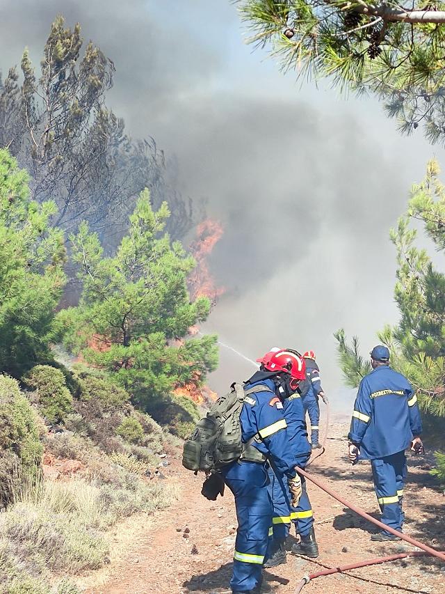 Μεγάλη κινητοποίηση του Δήμου Μαλεβιζίου για τη φωτιά στην Κέρη