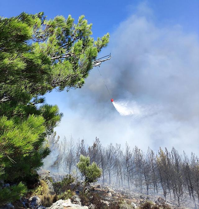 Μεγάλη κινητοποίηση του Δήμου Μαλεβιζίου για τη φωτιά στην Κέρη