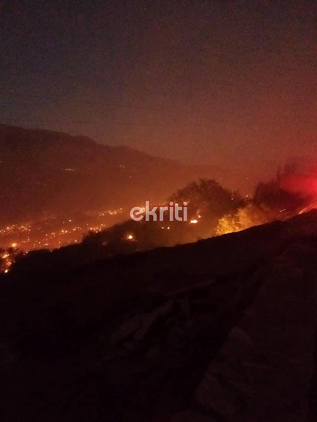 Η φωτιά στις Μέλαμπες κατά τη διάρκεια της νύχτας