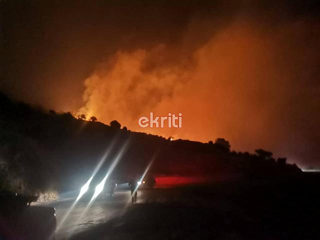Η φωτιά στις Μέλαμπες κατά τη διάρκεια της νύχτας