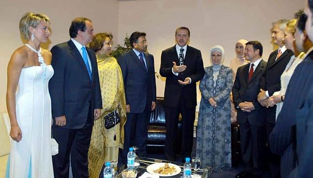 2004: Σαν σήμερα ο τότε Πρωθυπουργός Κώστας Καραμανλής έγινε κουμπάρος στον γάμο της κόρης του Τούρκου Προέδρου Ερντογάν