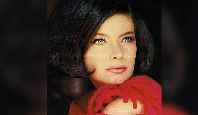 Η Τζένη Καρέζη