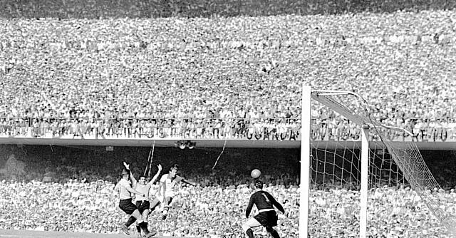Τελικός Μουντιάλ 1950: Παρουσία σε 173.850 θεατές στο Μαρακανά, η Ουρουγουάη νίκησε την γηπεδούχο Βραζιλία με 2-1 και κατέκτησε το 4ο Παγκόσμιο Κύπελλο ποδοσφαίρου
