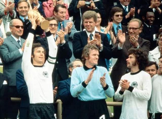Ο Φρανς Μπέκενμπάουερ σηκώνει το Κύπελλο μετά την νίκη στον τελικό του Μουντιάλ του 1974