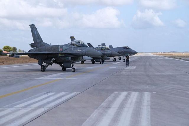 Ο Αρχηγός ΓΕΑ συμμετείχε στη πτήση εναέριας μάχης F-16 Block 52+ εναντίον F-35