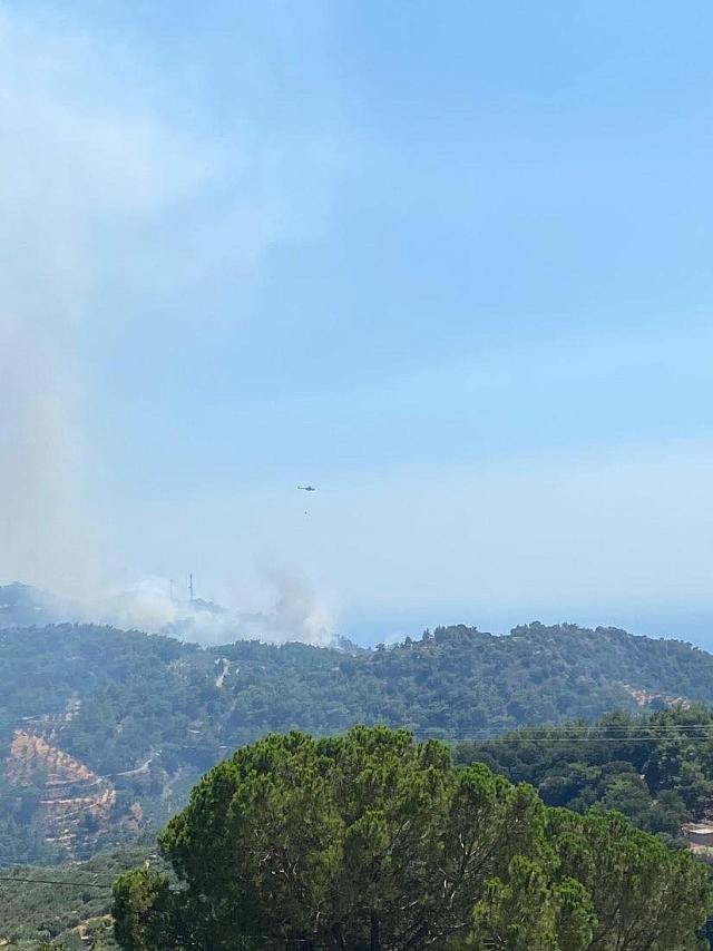 Η φωτιά - που έχει εκδηλωθεί σε δύσβατο σημείο - καίει χορτολιβαδική και γεωργική έκταση.