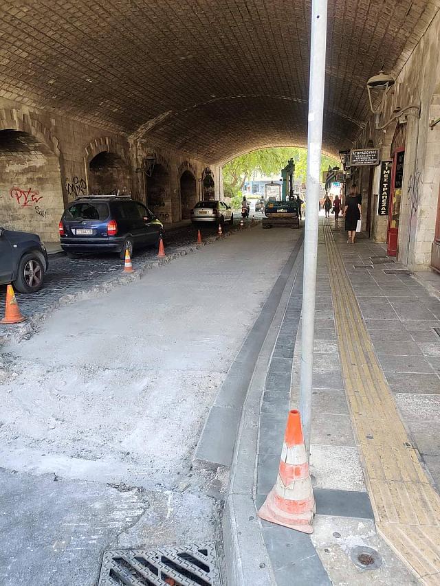 Ξηλώνουν τους κυβόλιθους από τους κεντρικούς δρόμους (Φωτογραφία από Facebook).