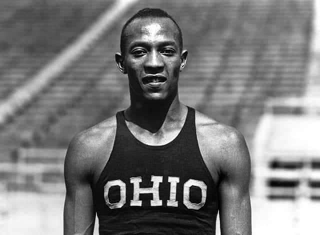 Ο Τζέσε Όουενς με 4 χρυσά μετάλλια στους Ολυμπιακούς Αγώνες του 1936 στο Βερολίνο