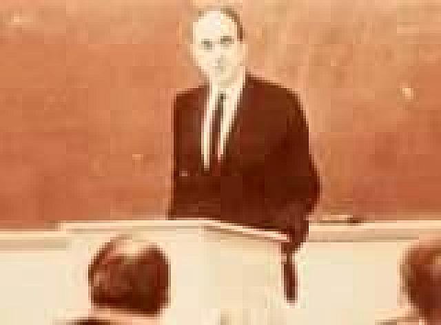 Ο Ανδρέας Παπανδρέου καθηγητής Οικονομικών του Πανεπιστημίου Μπέρκλεί ήρθε στην Ελλάδα το 1961 κατόπιν προσκλήσεως του Κωνσταντίνου Καραμανλή και ανέλαβε Πρόεδρος στο νεοσύστατο Κέντρο Οικονομικών Ερευνών