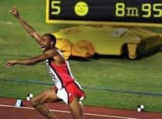 Ο Μάικλ Πάουελ με το ρεκόρ του άλματος σε μήκος 8,95μ. σαν σήμερα το 1991