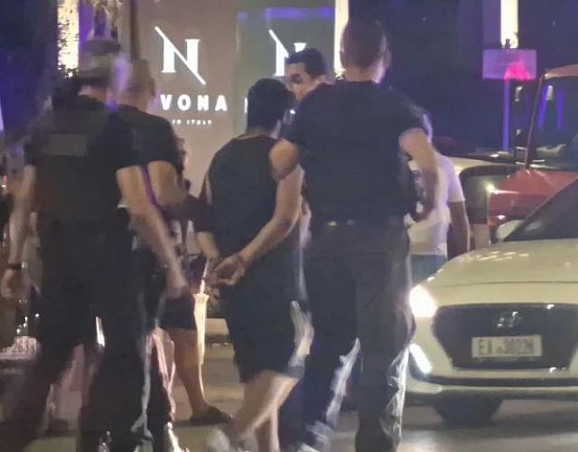 ανδρας σε γέφυρα