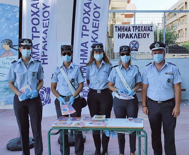 Τροχονόμοι μοίρασαν φυλλάδια κυκλοφοριακής αγωγής σε σχολεία
