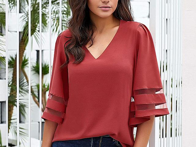 γυναίκα φοράει μπλούζα με λαιμόκοψη V