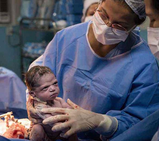 θυμωμένο μωρό