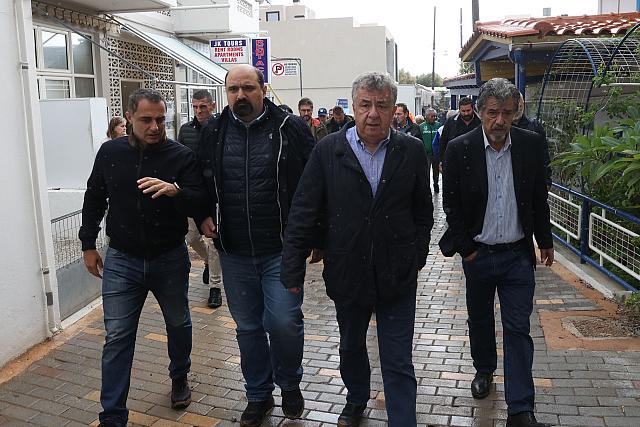 O Χρήστος Τριαντόπουλος (δεύτερος από αριστερά) κατά την διάρκεια της αυτοψίας στις πληγείσες περιοχές την περασμένη Κυριακή.