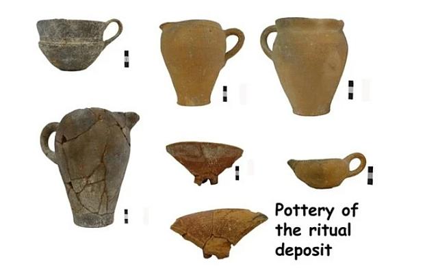  Αγγεία που συνόδευαν το κρανίο ταύρου.  