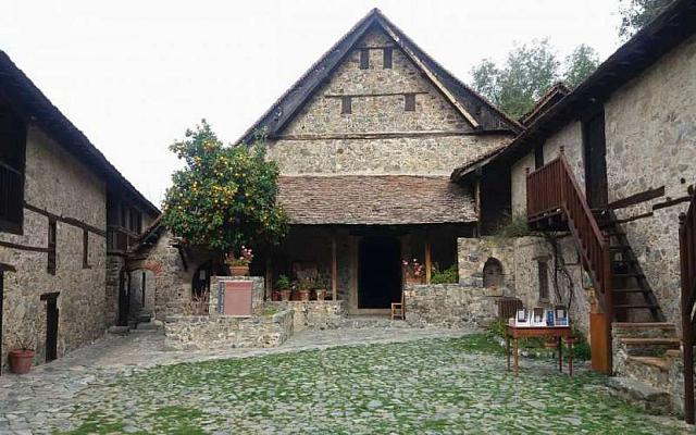 μονη αγιου ιωαννη λαμπαδιστη κύπρος