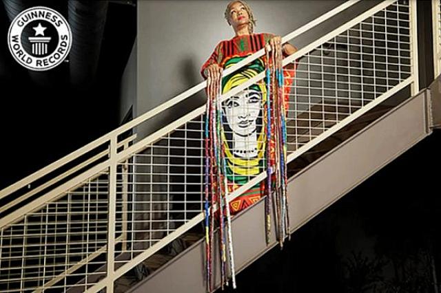 ΓΥΝΑΙΚΑ ΜΕ ΜΕΓΑΛΑ ΝΥΧΙΑ