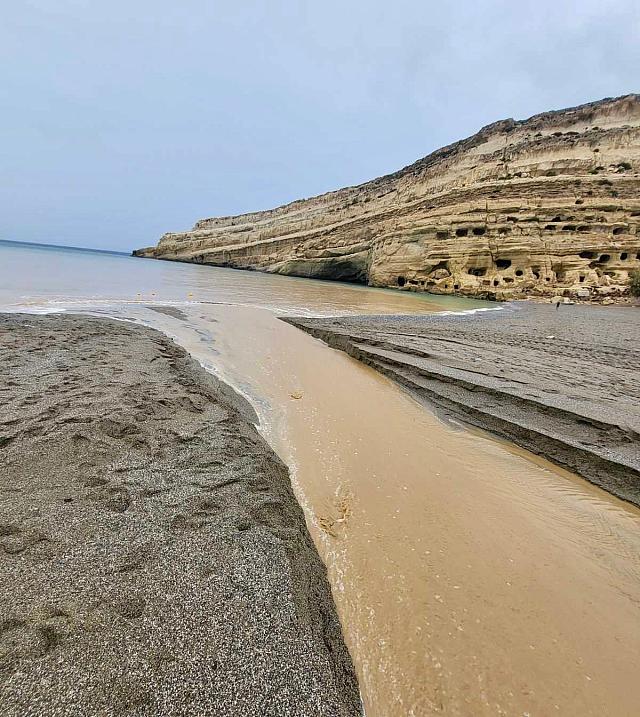 Ηράκλειο - κακοκαιρία: Σε ποτάμι μετατράπηκε η παραλία των Ματάλων